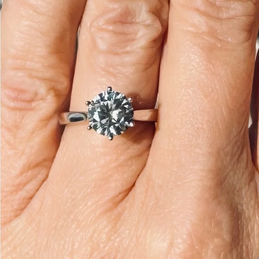 Stunning 14K White Gold Solitaire Ring